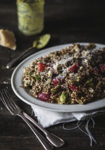 Salade quinoa fraise et pesto pistache