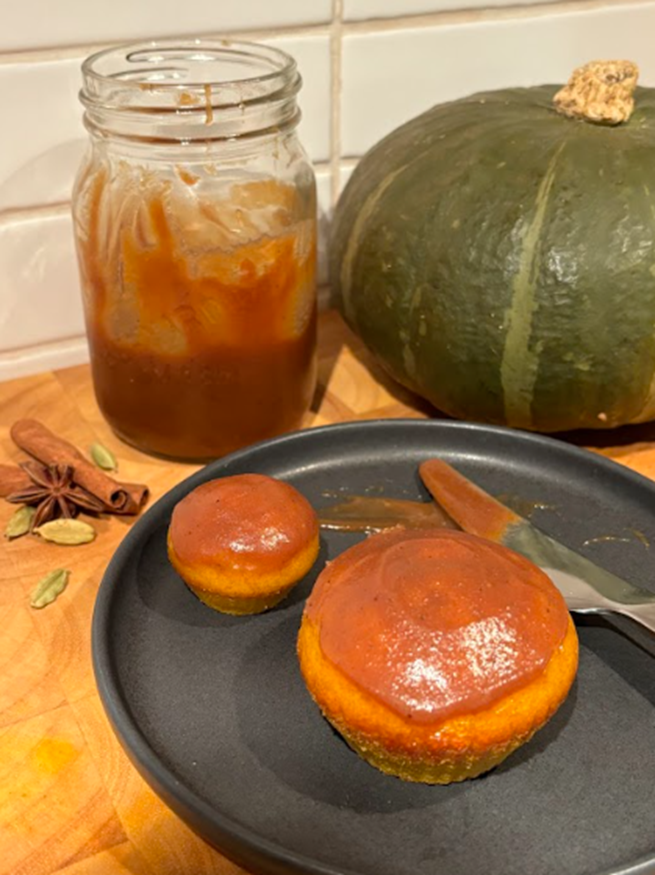 Ces délicieux petits muffins à la courge Buttercup et leur caramel à saveur de chai sont le parfait réconfort lors d’une froide soirée d’hiver.